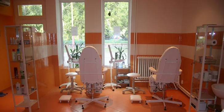 Úžasné príjemná biopedikúra chodidiel rybičkami Garra Rufa