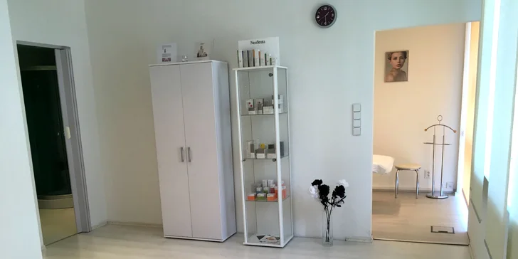 Epilácia vybranej časti tela teplým azulenovým voskom