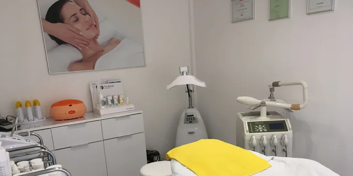 Epilácia vybranej časti tela teplým azulenovým voskom