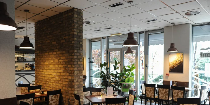 Pečené barbecue vysoké rebierka s prílohou