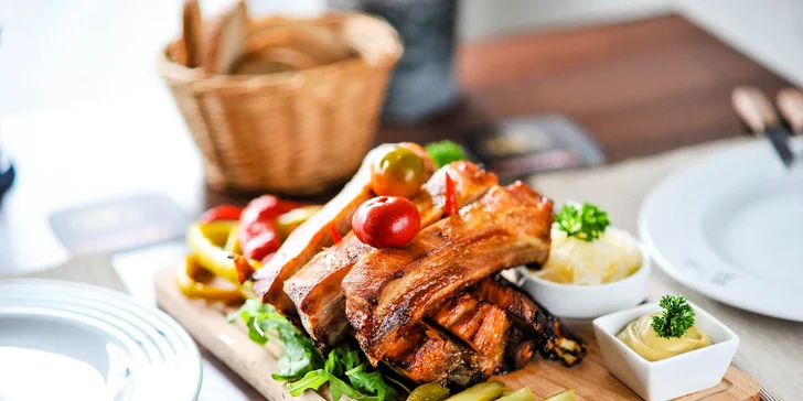 Pečené barbecue vysoké rebierka s prílohou