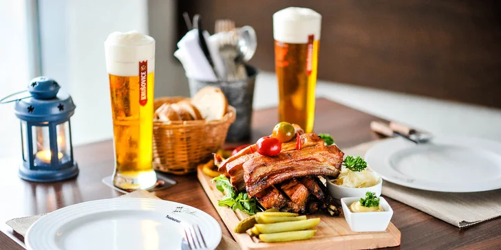 Pečené barbecue vysoké rebierka s prílohou a nápojom