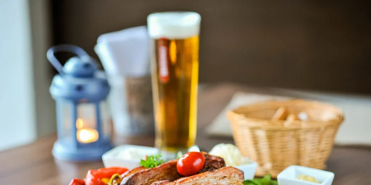 Pečené barbecue vysoké rebierka s prílohou