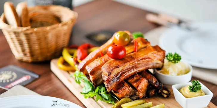 Pečené barbecue vysoké rebierka s prílohou