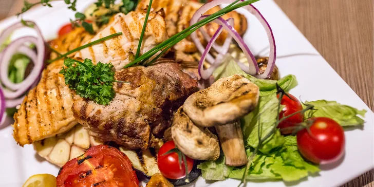 Mix grilovaných steakov a pivo pre dvoch v centre mesta