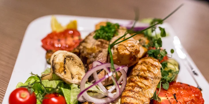 Mix grilovaných steakov a pivo pre dvoch v centre mesta