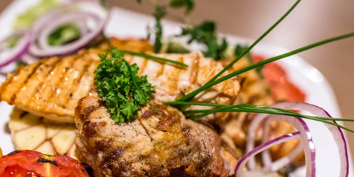 Mix grilovaných steakov a pivo pre dvoch v centre mesta