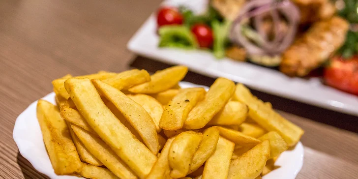 Mix grilovaných steakov a pivo pre dvoch v centre mesta