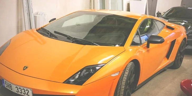 15 minútová jazda snov v superšporťákoch Ferrari, Lamborghini alebo Porsche