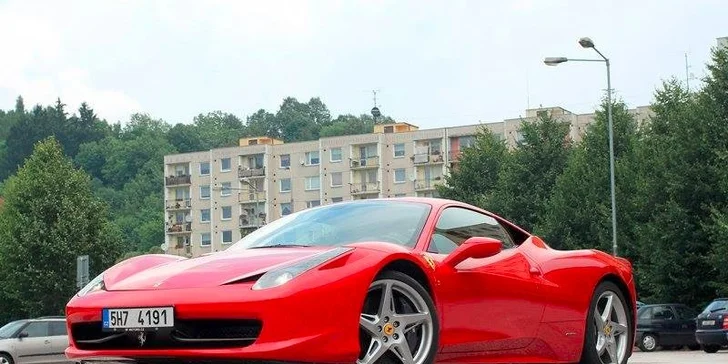 15 minútová jazda snov v superšporťákoch Ferrari, Lamborghini alebo Porsche