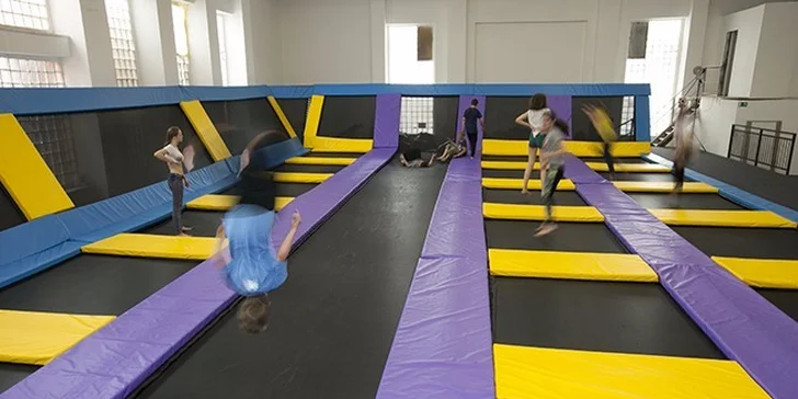 Vyskočte si od radosti: Hodina zábavy na trampolínach v JumpParku Jarov