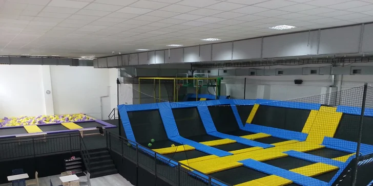 Vyskočte si od radosti: Hodina zábavy na trampolínach v JumpParku Jarov