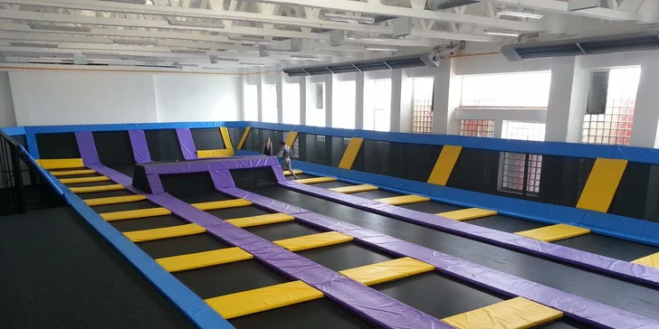 Vyskočte si od radosti: Hodina zábavy na trampolínach v JumpParku Jarov