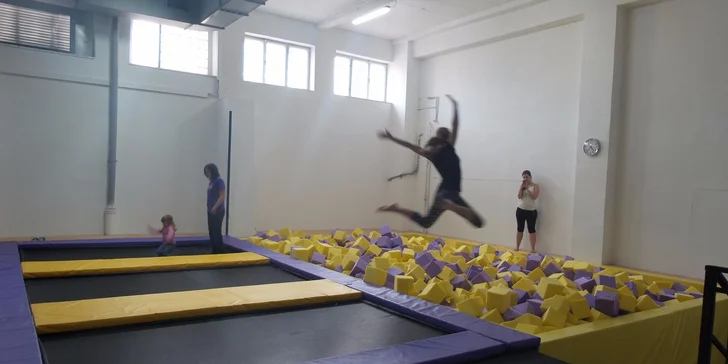 Vyskočte si od radosti: Hodina zábavy na trampolínach v JumpParku Jarov