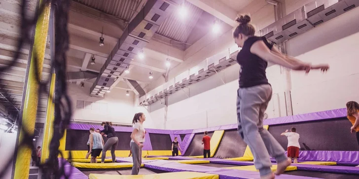 Aktívna zábava pre malých i veľkých: Hodina bláznenia na trampolínach v JumpParku Brno