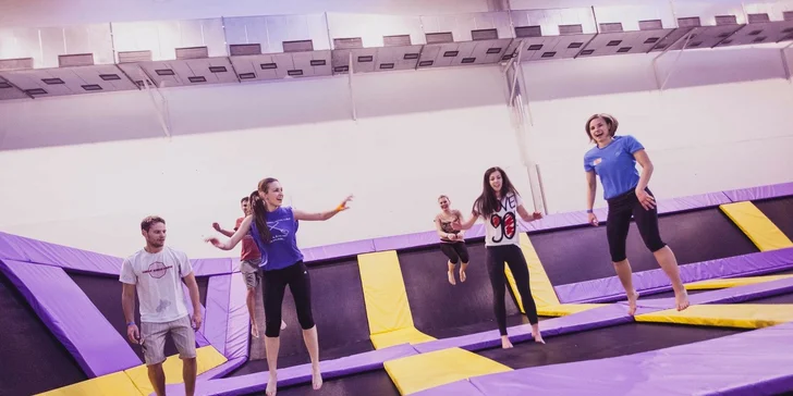 Aktívna zábava pre malých i veľkých: Hodina bláznenia na trampolínach v JumpParku Brno