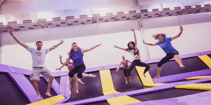 Aktívna zábava pre malých i veľkých: Hodina bláznenia na trampolínach v JumpParku Brno