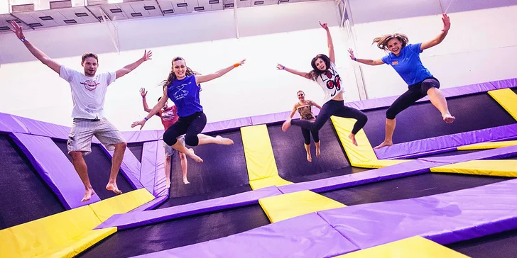 Aktívna zábava pre malých i veľkých: Hodina bláznenia na trampolínach v JumpParku Brno