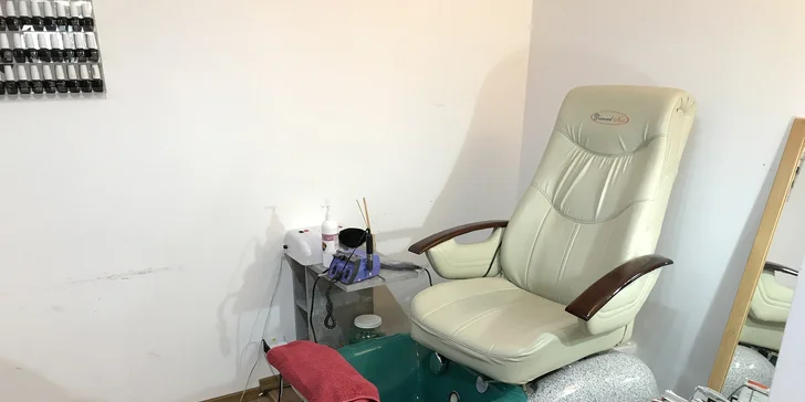 Pedikúra s masážou nôh a lakovaním gel lakom