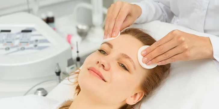 Hĺbkové čistenie spojené s mikrodermabráziou a ošetrením Skin Scrubberom