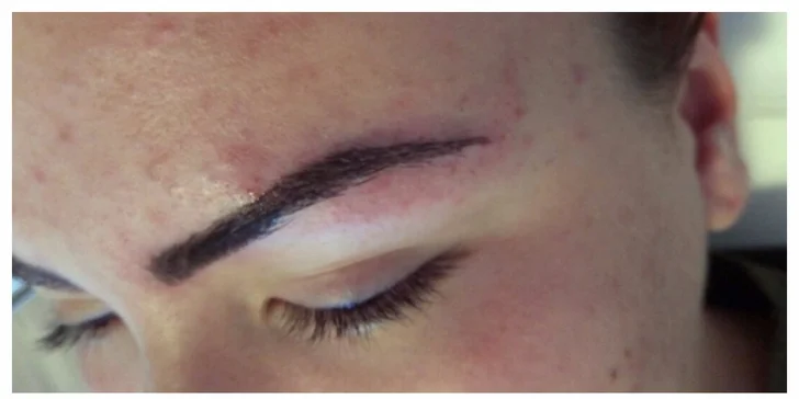 Permanentný make-up obočia alebo pier