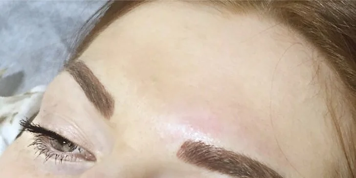 Permanentný make-up obočia alebo pier