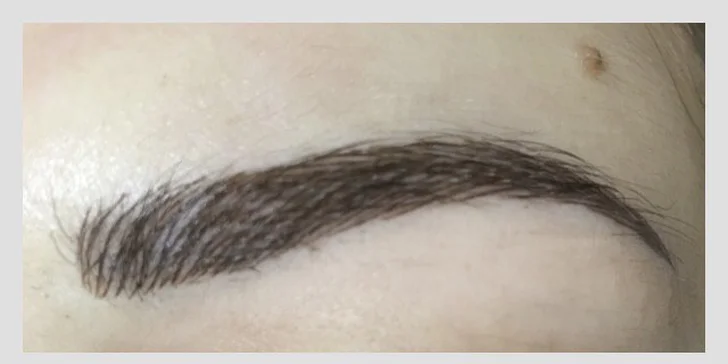 Permanentný make-up obočia alebo pier
