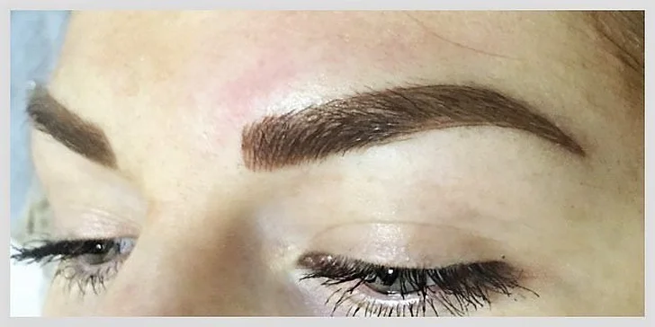 Permanentný make-up obočia alebo pier