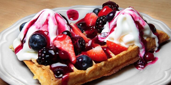 Sladké rande: domáce waffle s mrazeným jogurtom a kávou podľa výberu
