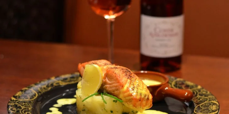 Dvojchodové menu - steak z lososa alebo sviečkovice, štrúdľa a víno v reštaurácií Alchymista