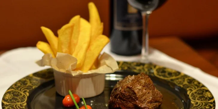 Dvojchodové menu - steak z lososa alebo sviečkovice, štrúdľa a víno v reštaurácií Alchymista