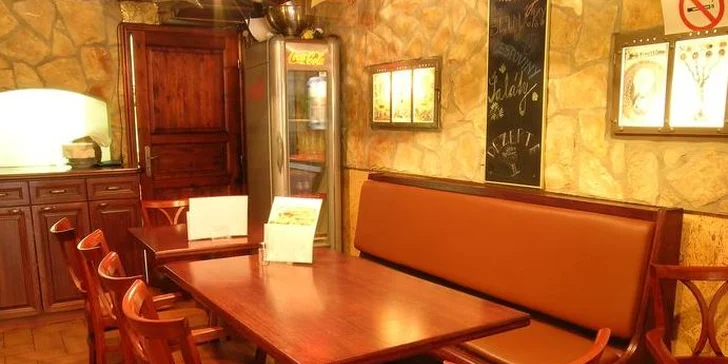 Dvojchodové menu - steak z lososa alebo sviečkovice, štrúdľa a víno v reštaurácií Alchymista