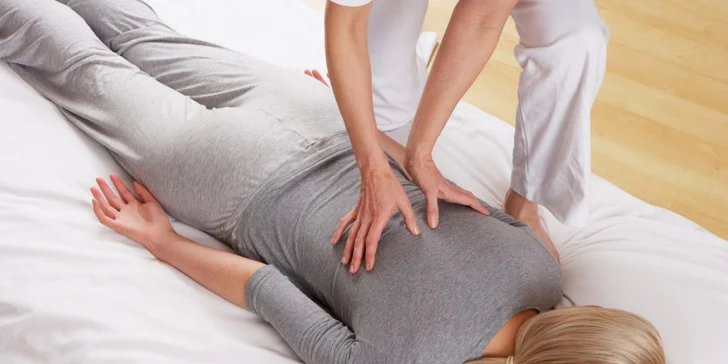 Tradičná japonská Shiatsu procedúra, liečivá masáž