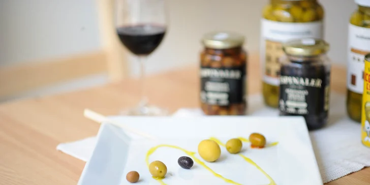 Španielsky tapas, olivy a ochutnávka Španielského vína z Rioji v La Bodega