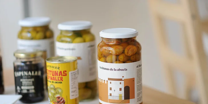 Španielsky tapas, olivy a ochutnávka Španielského vína z Rioji v La Bodega