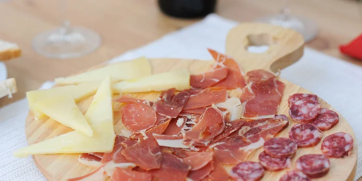 Španielsky tapas, olivy a ochutnávka Španielského vína z Rioji v La Bodega