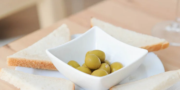 Španielsky tapas, olivy a ochutnávka Španielského vína z Rioji v La Bodega