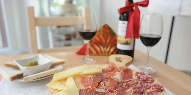 Španielsky tapas, olivy a ochutnávka Španielského vína z Rioji v La Bodega
