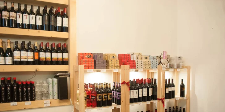 Španielsky tapas, olivy a ochutnávka Španielského vína z Rioji v La Bodega