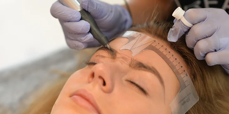 Permanentný make-up obočia, očných liniek alebo pier