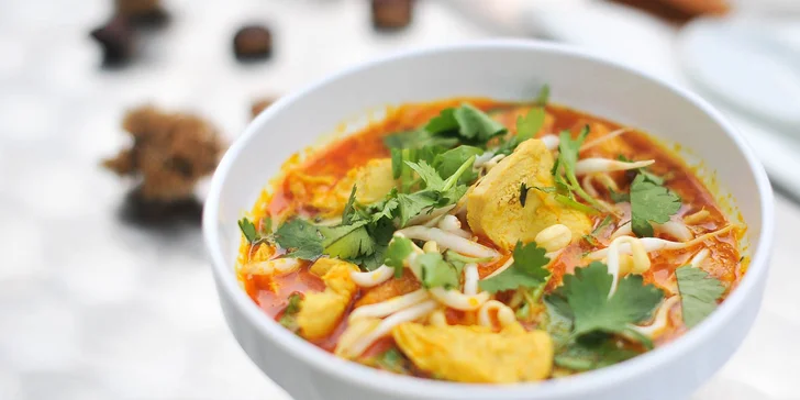 Originál malajská polievka Laksa alebo hamburger