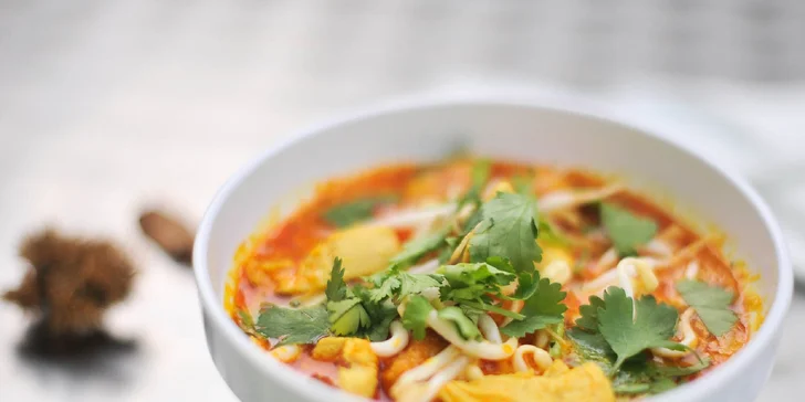 Originál malajská polievka Laksa alebo hamburger