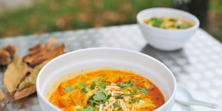 Originál malajská polievka Laksa alebo hamburger