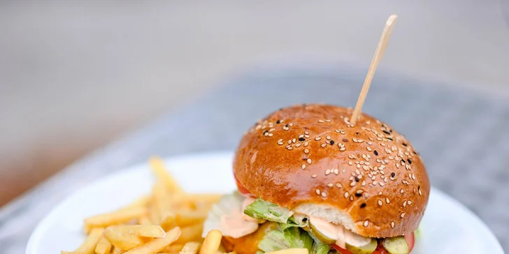 Originál malajská polievka Laksa alebo hamburger