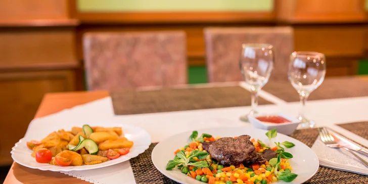 Steak z hovädzej sviečkovice aj s prílohou a omáčkou