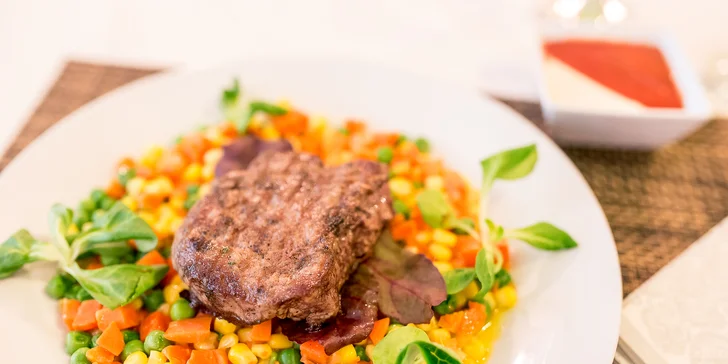 Steak z hovädzej sviečkovice aj s prílohou a omáčkou