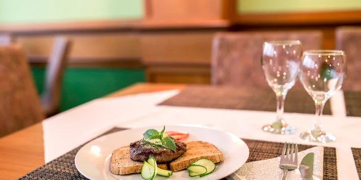 Steak z hovädzej sviečkovice aj s prílohou a omáčkou