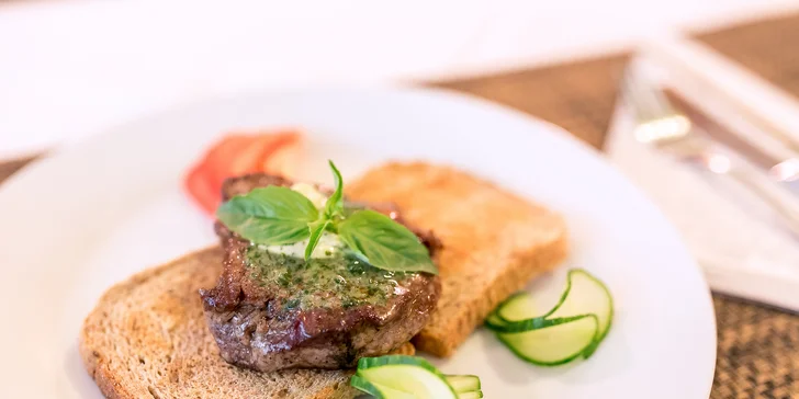 Steak z hovädzej sviečkovice aj s prílohou a omáčkou