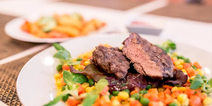 Steak z hovädzej sviečkovice aj s prílohou a omáčkou