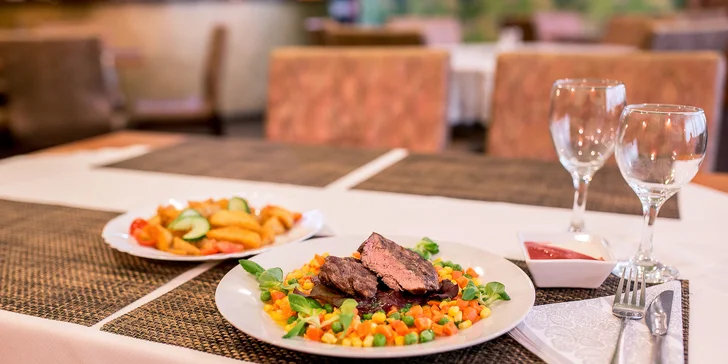 Steak z hovädzej sviečkovice aj s prílohou a omáčkou